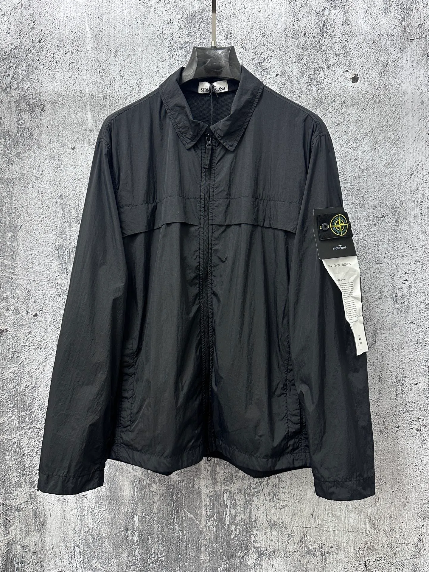P360 [STONE ISLAND] Stone Island 25s black metal nylon jacket. Made of customized metal nylon fabric. The cost is quite high. The cross-section is Y-shaped. Fastness level is above level 3. Windproof, splash-proof, and anti-static. Garment dyeing technology gives a unique light metallic luster. Simple and elegant design. Compass mark on the left chest. Logo on the left sleeve. Uniform for men and women. Suitable for daily commuting. Size: S-XL